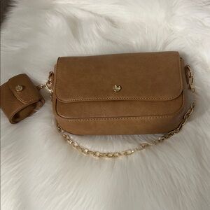 Chic Tan Leather Crossbody Bag with Gold Chain
